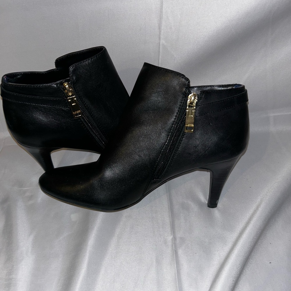 Tommy Hilfiger Black Leather Ankle Booties NEW Women’s Size 8.5 | Designer Shoes - Picture 2 of 5